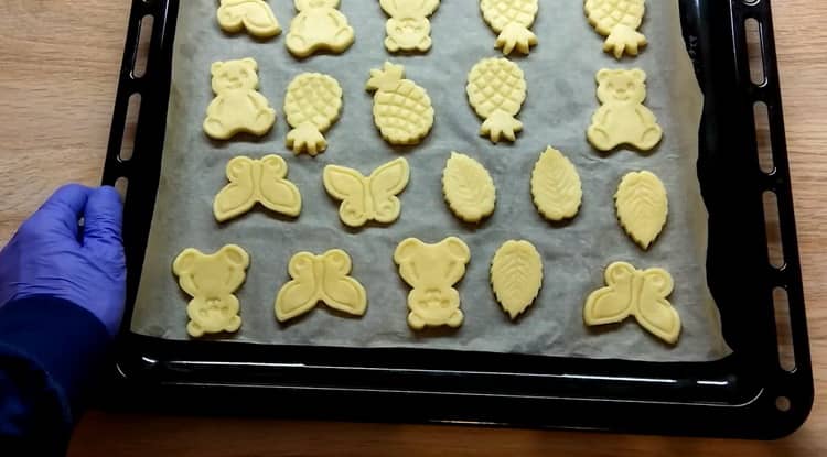 Um glutenfreie Kekse zuzubereiten, heizen Sie den Ofen vor