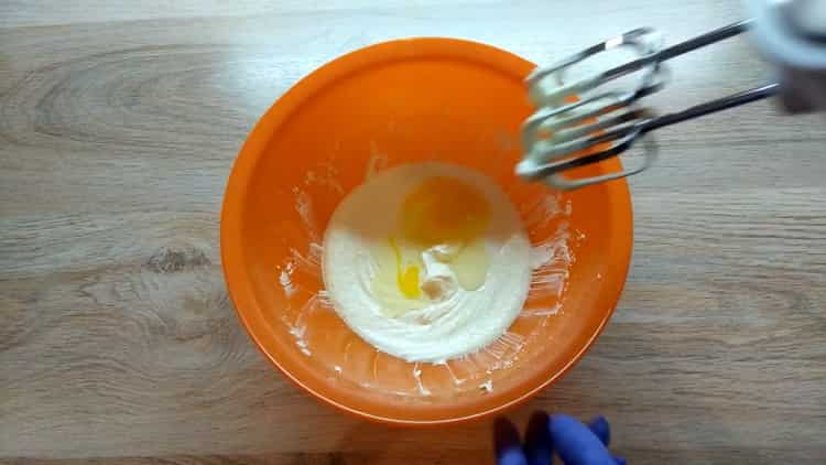 Добавете яйца към бисквитките без глутен.