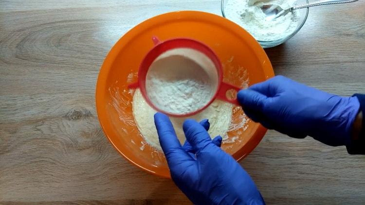 Добавете брашно, за да направите бисквитки без глутен.