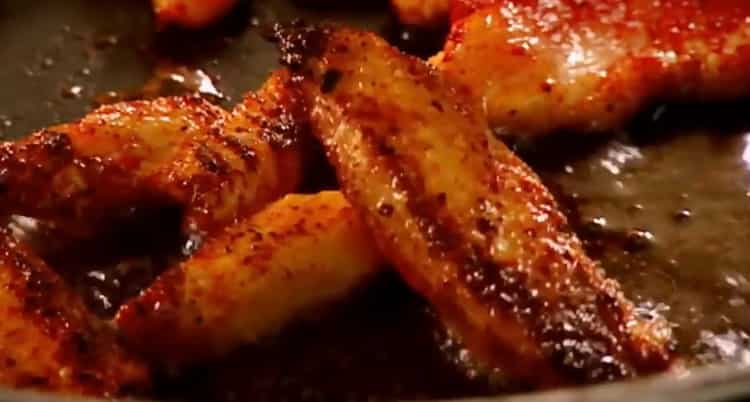 Για να μαγειρέψετε κολοκυθάκι κοτόπουλου, τηγανίζετε το κρέας