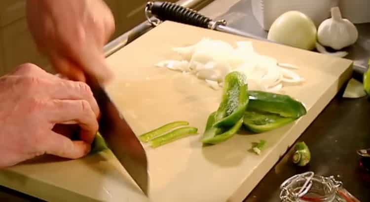 Hähnchen-Stroganoff kochen, das Gemüse hacken