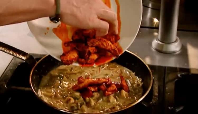 Csirke marhahús stroganoff főzéséhez keverje össze a zöldségeket és a húst