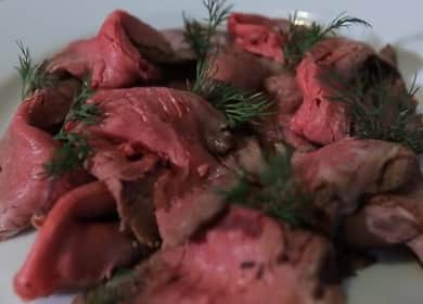 Κλασικό ψητό βόειο κρέας σύμφωνα με μια συνταγή βήμα προς βήμα με φωτογραφία