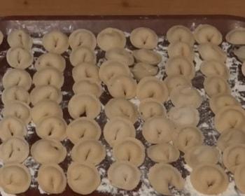 Masarap dumplings na may mga kabute - isang detalyadong recipe