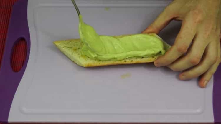 За да направите сандвичи с авокадо и червена риба, сложете пастата върху хляба