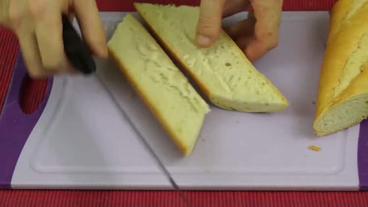Για να κάνετε σάντουιτς με αβοκάντο και κόκκινο ψάρι, κόψτε το ψωμί