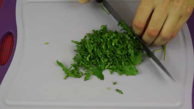 Per preparare panini con avocado e pesce rosso, tagliare le verdure