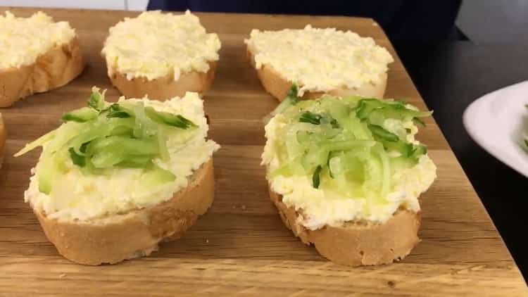 Piros hallal készített szendvicsek elkészítéséhez tegye az uborkát egy bagettet