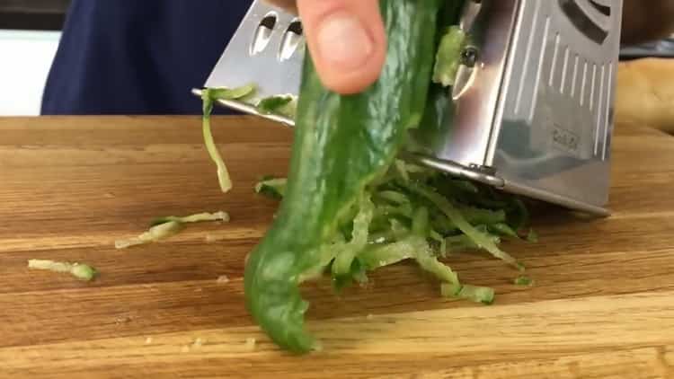 Piros hallal készített szendvicsek készítéséhez reszeljük az uborkát