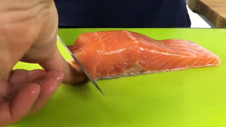 Για να προετοιμάσετε τα κόκκινα ψάρια σάντουιτς, ετοιμάστε τα συστατικά