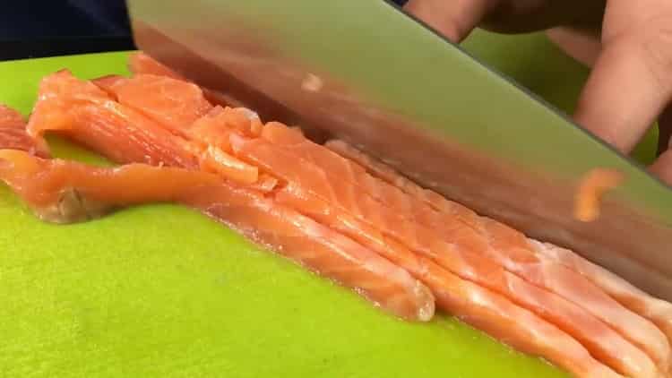 Για να κάνετε σάντουιτς με κόκκινο ψάρι, κόψτε τα συστατικά