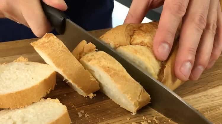 Piros hallal készített szendvicsek készítéséhez vágjuk le a bagettet