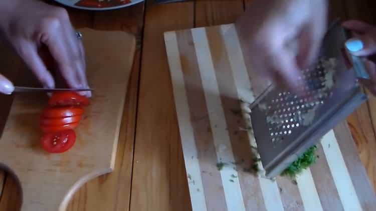 За да направите бърза пица във фурната, нарежете доматите