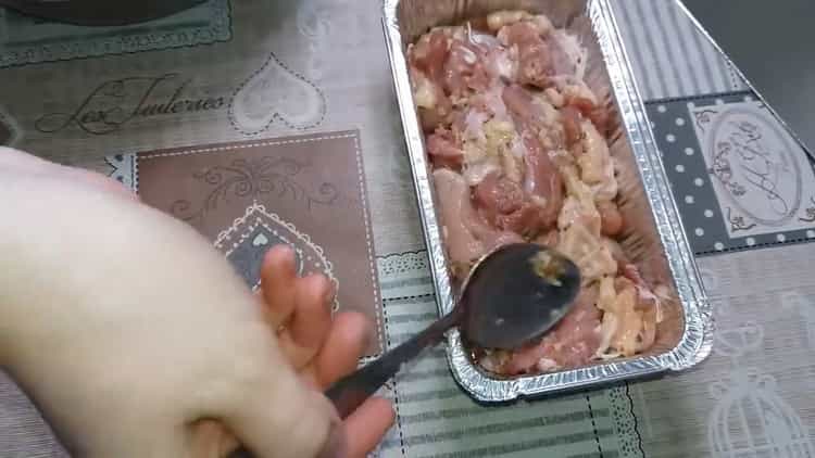 Um Hühnerschinken zu Hause zuzubereiten, legen Sie das Fleisch in eine Form