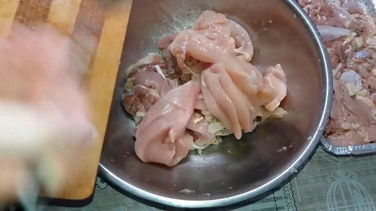 Per preparare il prosciutto di pollo a casa, tagliare il petto di pollo