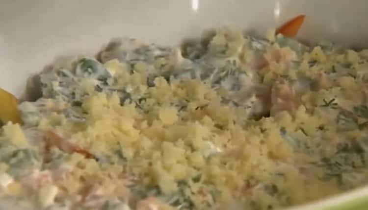 Um das Seehechtfilet zuzubereiten, mahlen Sie den Fisch nach dem Rezept mit Käse