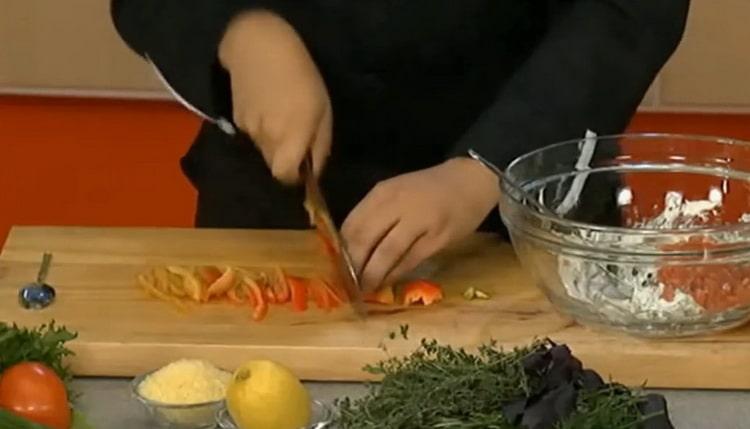 Σύμφωνα με τη συνταγή, για να προετοιμάσετε το φιλέτο μερλούκιου, κόψτε το πιπέρι
