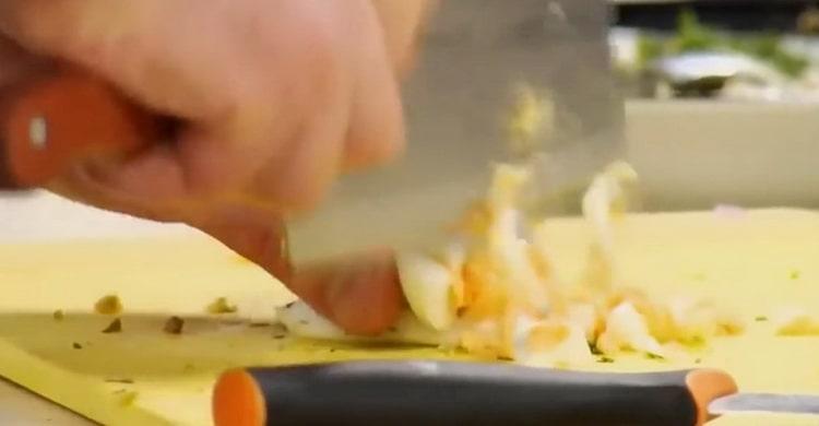 Για να προετοιμάσετε τη σάλτσα τηγανισμένου ψαριού, κόψτε τα αυγά