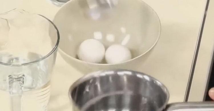 Um gebratene Fischsauce zuzubereiten, gießen Sie die Eier kalt mit Wasser ein