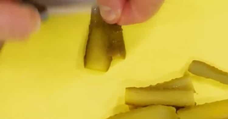 A sült hal szószának elkészítéséhez aprítsuk fel az uborkát