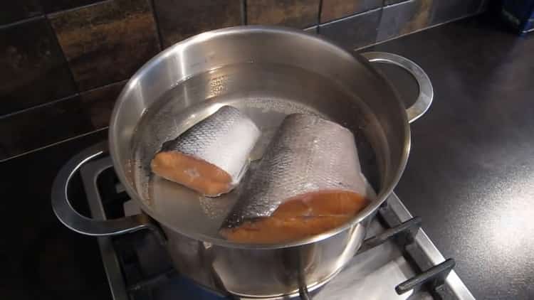 Upang makagawa ng sopas ng salmon, ihanda ang mga sangkap
