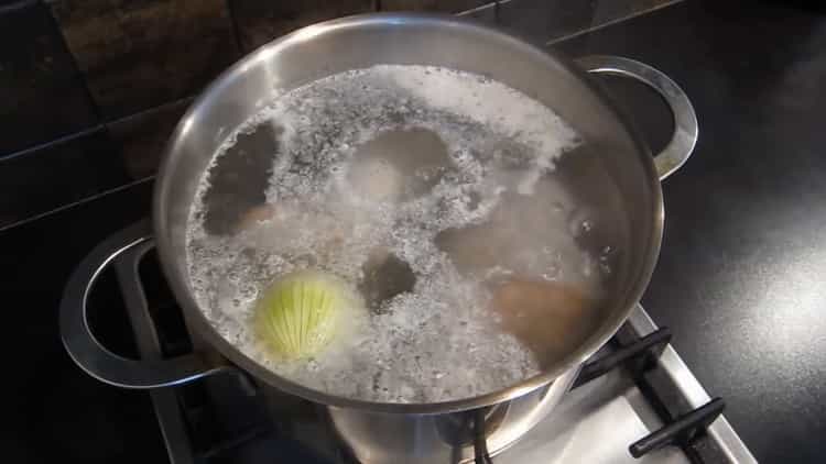 Fisch für Lachssuppe kochen