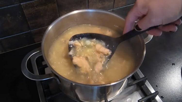 Raccogli il pesce per preparare la zuppa di salmone