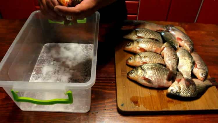 Bereiten Sie zum Kochen von getrocknetem Fisch die Gerichte vor