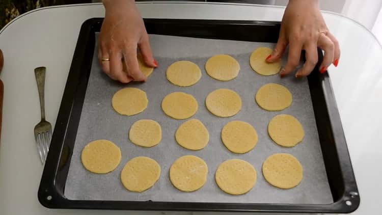 Heizen Sie den Ofen vor, um Kekse zuzubereiten
