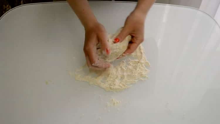 Kneten Sie den Teig, um Kekse zuzubereiten