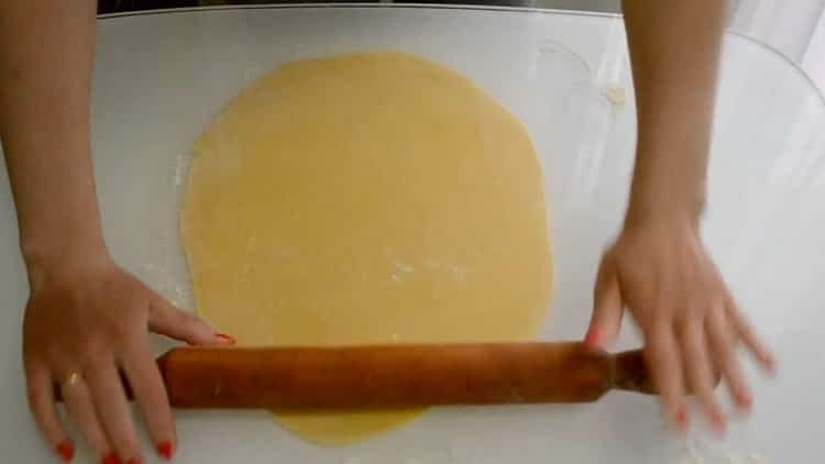 Keksz keksz készítéséhez gördítsük ki a tésztát