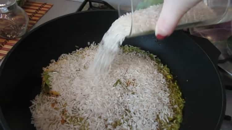 Reis kochen, um eine Beilage für gebratenen Fisch zu machen