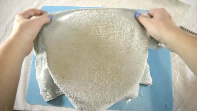Um die Glasur für Ingwerplätzchen vorzubereiten, bedecken Sie den Rohling mit einem Handtuch