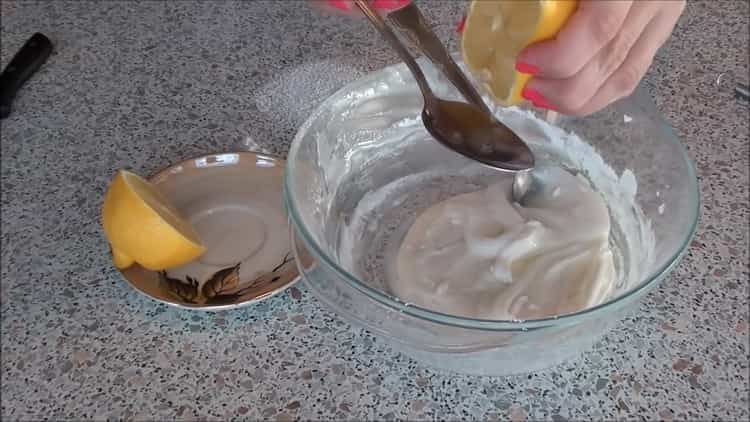 Norėdami pagaminti sausainių glazūrą, įpilkite citrinos sulčių