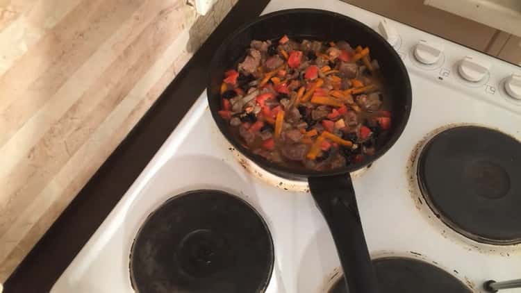 Um Rindfleischeintopf mit Zwetschgen zu kochen, Karotten anbraten