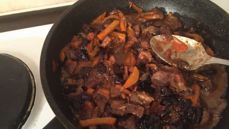 Νόστιμο μαγειρεμένο βόειο κρέας σύμφωνα με μια απλή συνταγή είναι έτοιμο