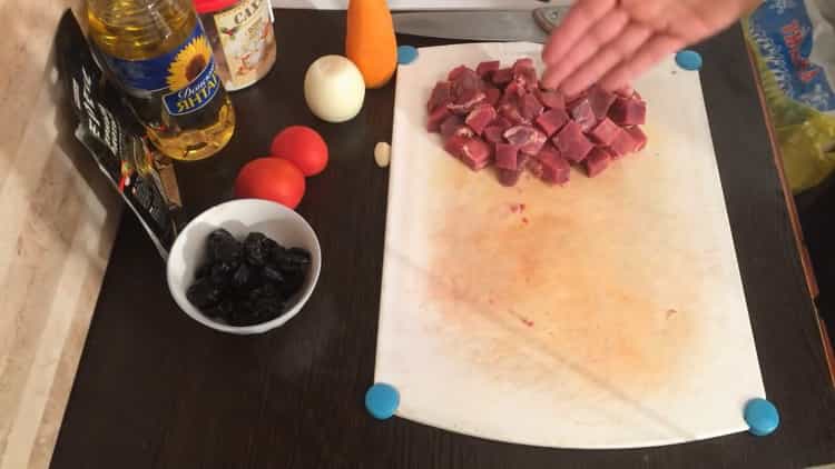 Για να μαγειρέψετε το μοσχαρίσιο κρέας με δαμάσκηνα, κόψτε το κρέας