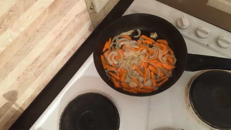 Per cucinare lo stufato di manzo con prugne secche, friggere le verdure