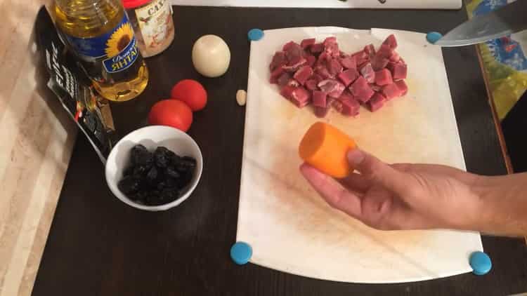 Για να μαγειρέψετε το μοσχαρίσιο κρέας με τα δαμάσκηνα, κόψτε τα καρότα