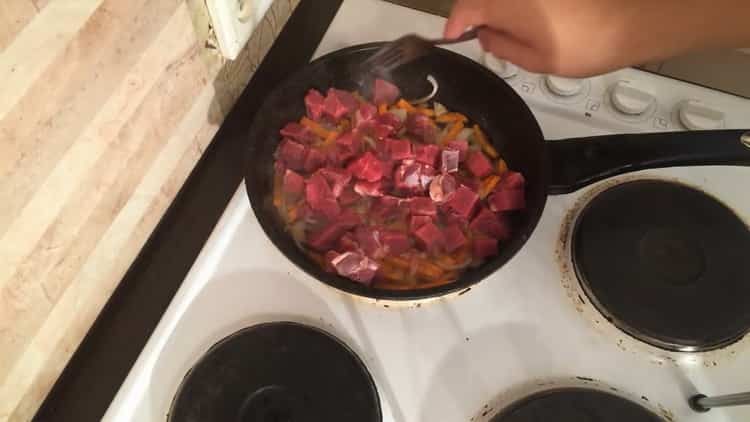 Braten Sie das Fleisch an, um Rindfleischeintopf mit Zwetschgen zu kochen