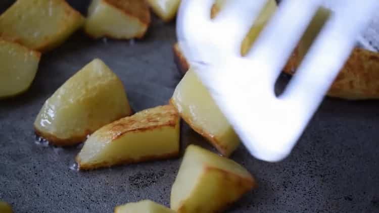 Braten Sie Kartoffeln, um Rindfleischeintopf mit Gemüse zu kochen