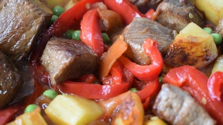 Kombinieren Sie die Zutaten, um Rindfleischeintopf mit Gemüse zu kochen