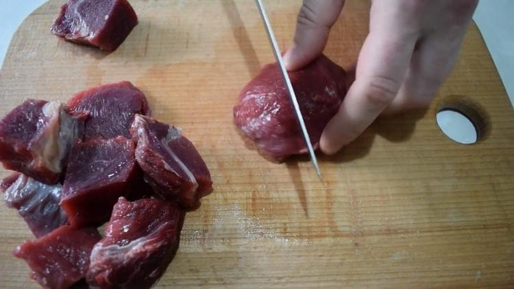 Norėdami virti jautienos troškinį su daržovėmis, paruoškite mėsą