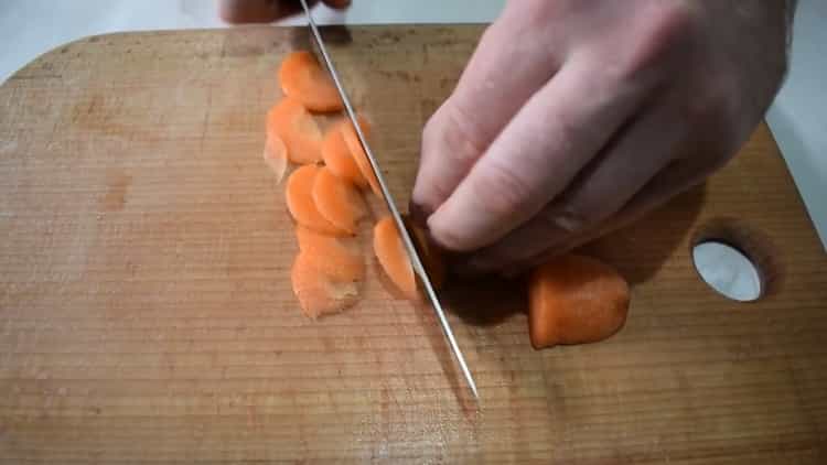 Rindergulasch mit Gemüse zubereiten, Karotten hacken