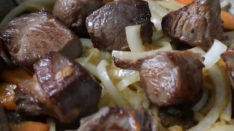 Για να μαγειρεύετε το μοσχαρίσιο κρέας με λαχανικά, σοτάρετε το κρέας