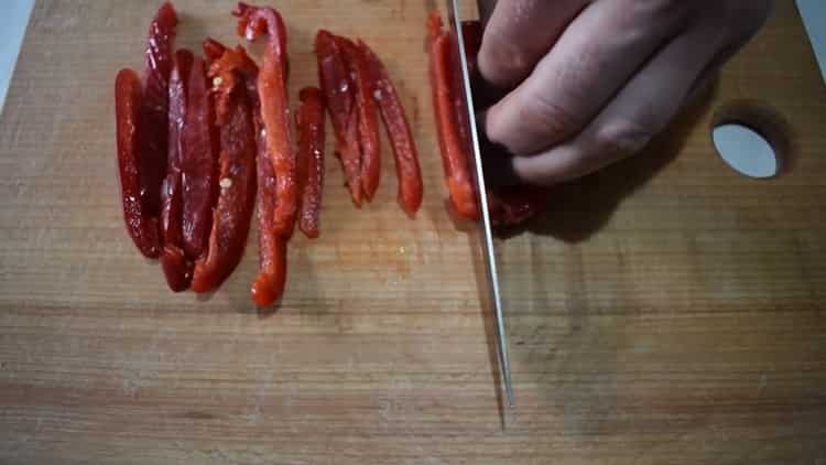 Zum Kochen von Rindfleischeintopf mit Gemüse den Pfeffer hacken