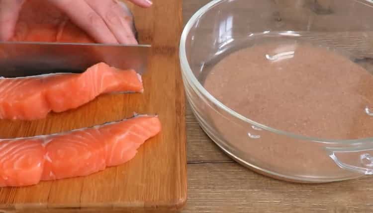 Според рецептата за готвене на риба, пригответе съставките