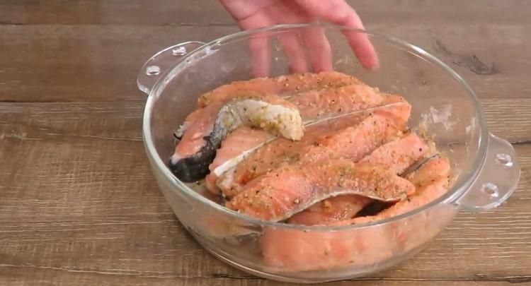 Σύμφωνα με τη συνταγή μαγειρέματος ψαριών, μαρινάρετε τα ψάρια