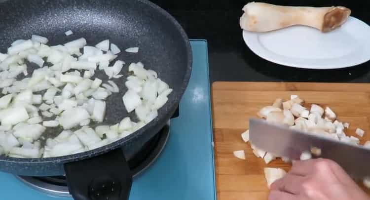Σύμφωνα με τη συνταγή για το ψήσιμο των ψαριών, τηγανίζουμε τα κρεμμύδια