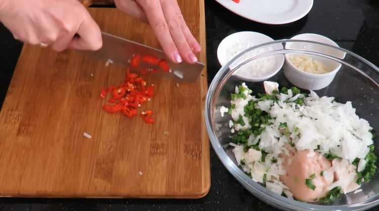 Per preparare gnocchi cinesi, trita il pepe